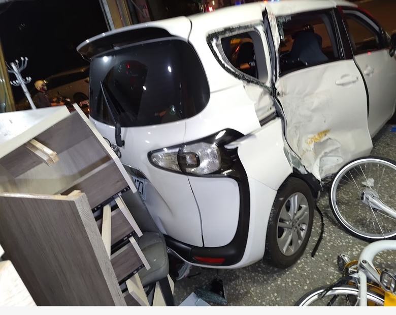 闖紅燈左轉，被公車撞進家具行
