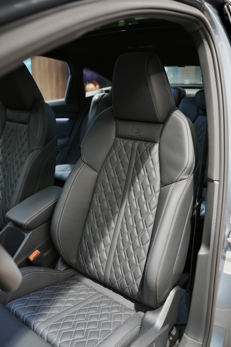 Audi Q4 Sportback e-tron 55 quattro S line｜金屬澈蔚藍 Geyser Blue 5Y｜交車照片分享