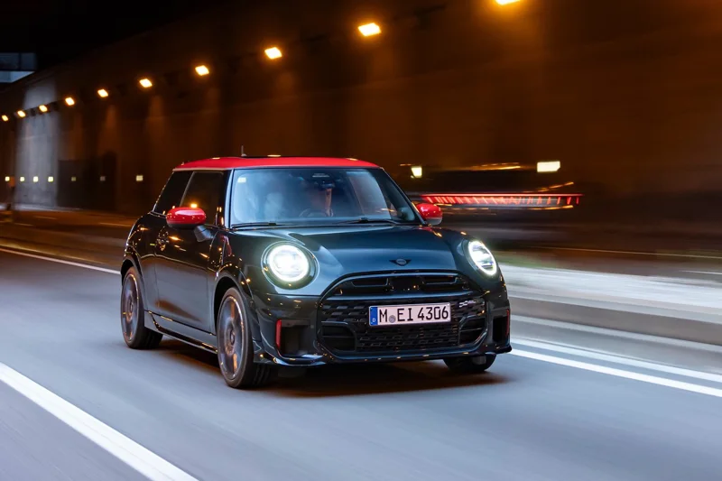永別了，手排！Mini John Cooper Works以純正四缸內燃機現身！