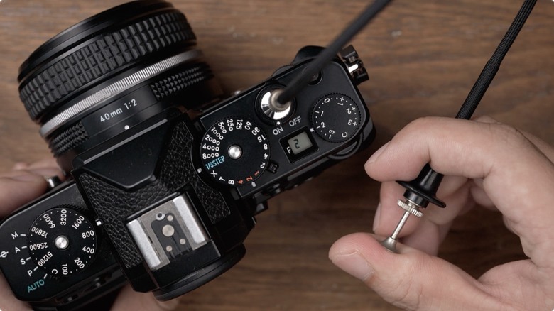Nikon Zf 開箱 + 拍照、N-Log 錄影實測！把 Z9、Z8 旗艦功能塞進 FM2 的經典外型，一台能夠體驗百年光學魅力，連 Leica、Sony 鏡頭也能轉接的「有靈魂的相機」