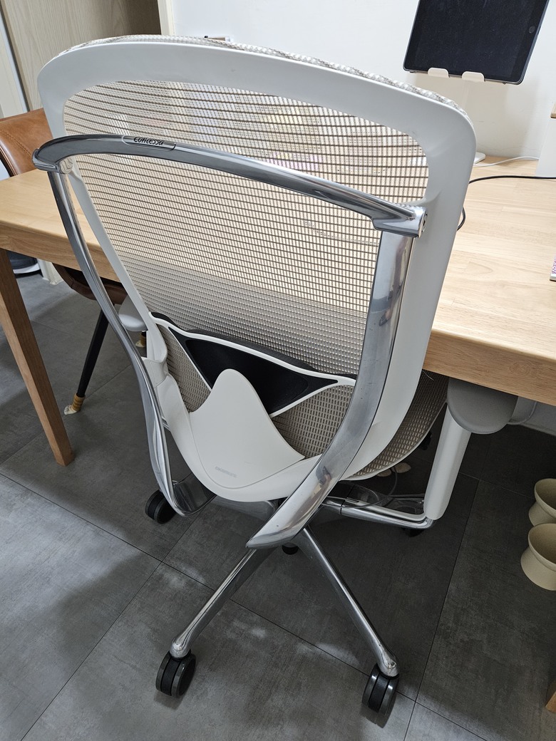 人體工學椅對比 - Okamura Contessa II and Herman Miller Embody