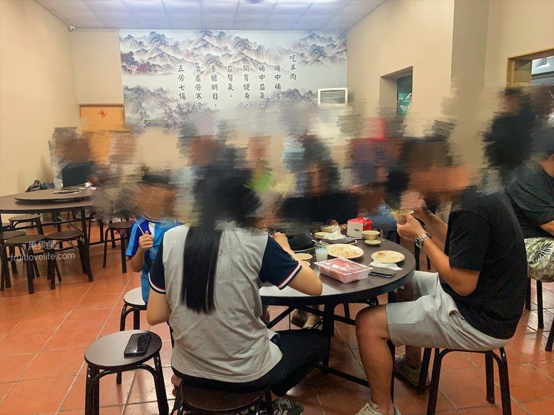 點我看大圖 炭燒羊肉爐火鍋,湯頭好喝,羊肉肉質軟嫩,秋冬進補、聚餐好地方