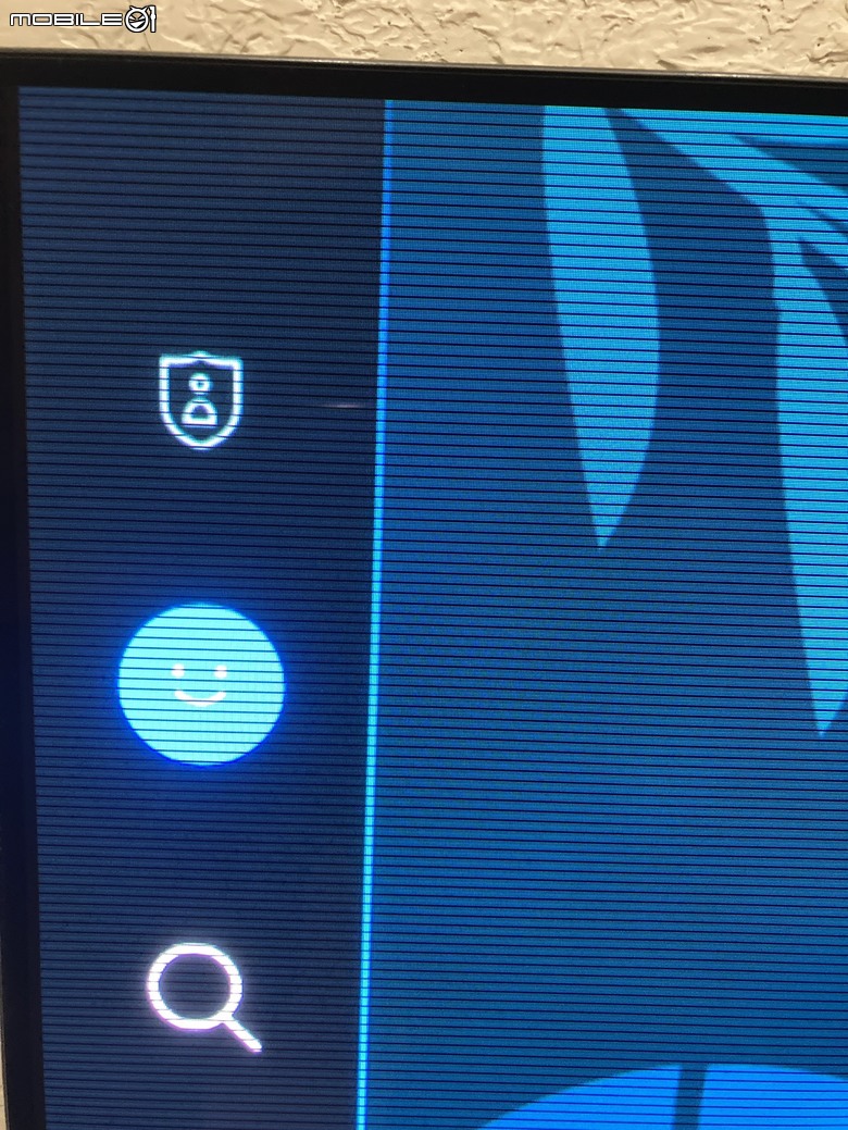 Samsung S95C OLED TV 面板左上方有固定間隔暗紋