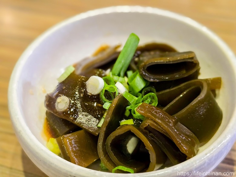 夜貓族、愛牛肉麵和雞湯朋友的最愛，從晚餐到凌晨消夜時段，幾乎都是在地人在排隊~牛肉麵.雞湯