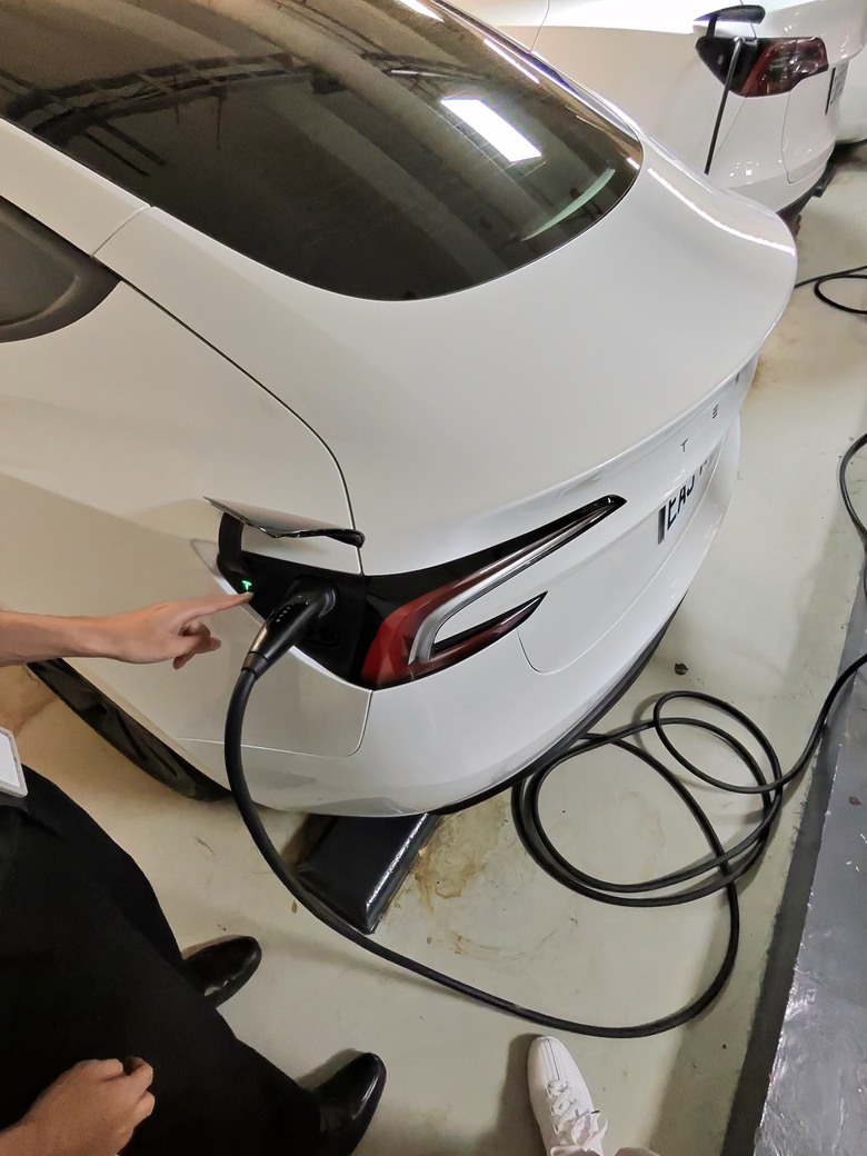與Model Y 的首次親密接觸 - Tesla Summer Night Drive 夏夜漫遊試駕 - 桃園總圖夜遊 / 寧夏夜市逛吃 / Metsa車用床墊測試 / 超級充電站初體驗