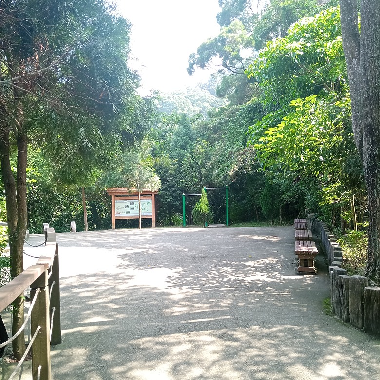潭子新田登山步道能順便踩點旁邊的小百岳「聚興山」，生意盎然適合全家大小的綠色步道，帶你全部走一趟