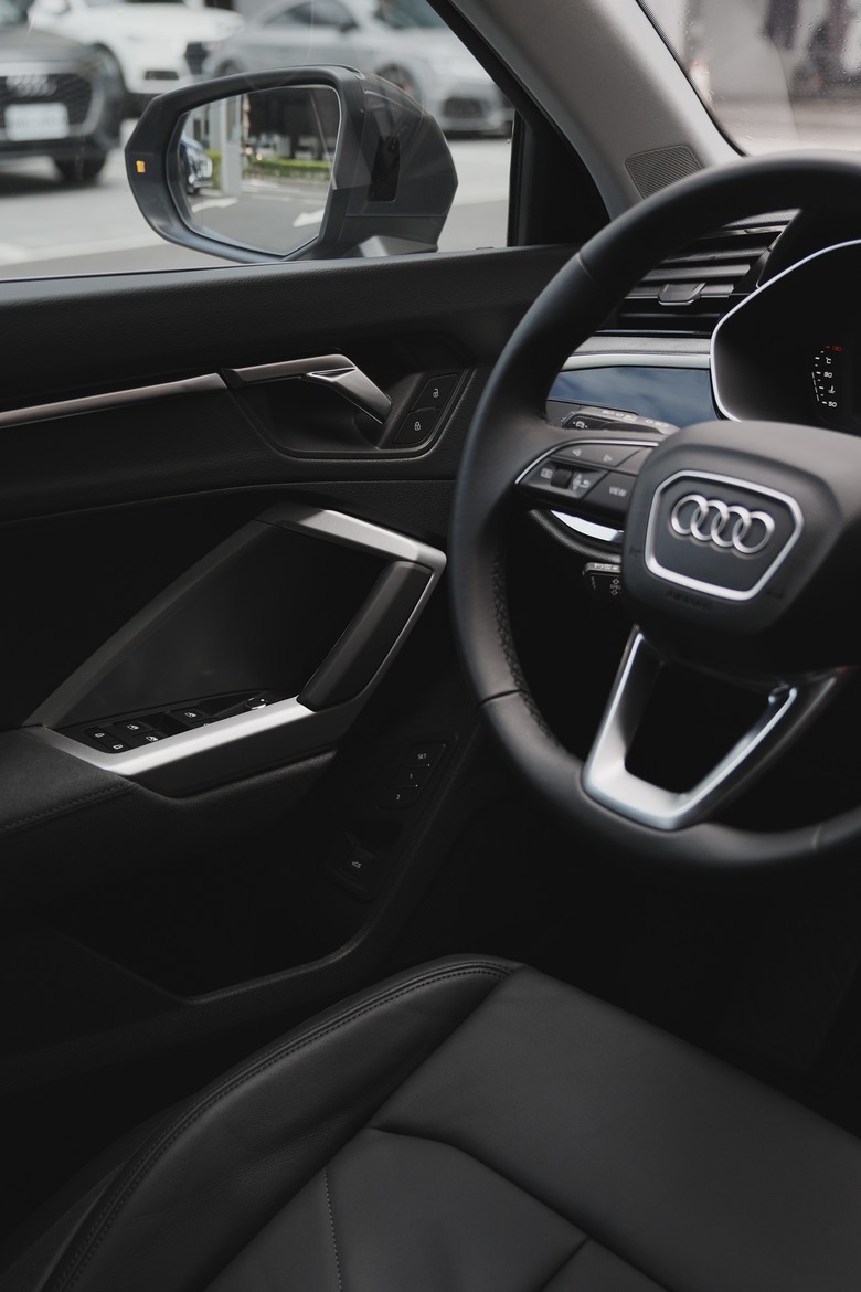 Audi Q3 35 TFSI advanced｜金屬原礦灰 Nano Grey G3｜交車照片分享