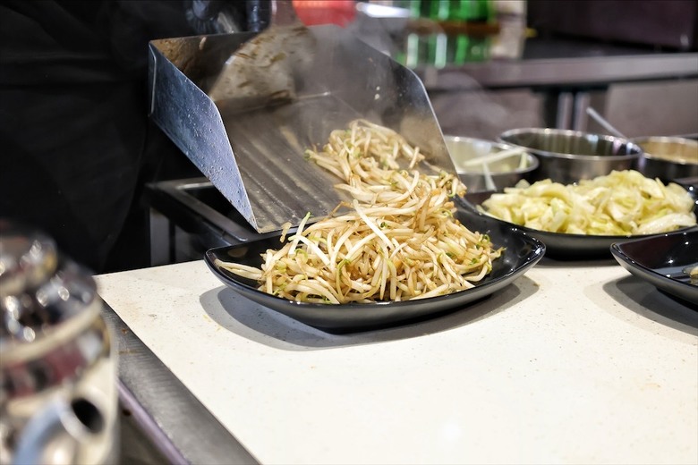 平價鐵板燒，高麗菜、白飯、熱湯、冰沙、咖啡、飲料通通都給你吃到飽