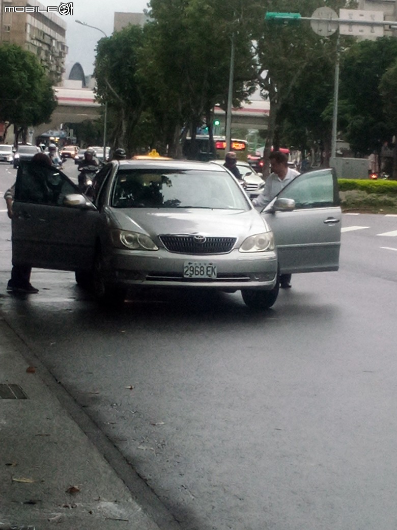 臨時停車停在車道上