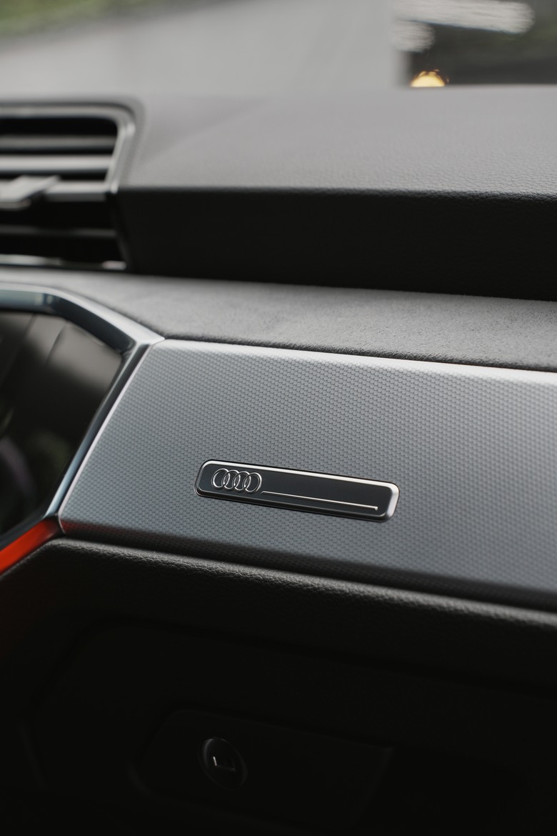 Audi Q3 35 TFSI advanced｜金屬原礦灰 Nano Grey G3｜交車照片分享