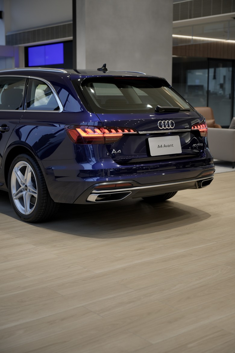 Audi A4 Avant 40 TFSI advanced｜金屬星際藍 Navarra Blue 2D｜實車照片分享