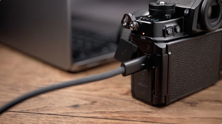 Nikon Zf 開箱 + 拍照、N-Log 錄影實測！把 Z9、Z8 旗艦功能塞進 FM2 的經典外型，一台能夠體驗百年光學魅力，連 Leica、Sony 鏡頭也能轉接的「有靈魂的相機」