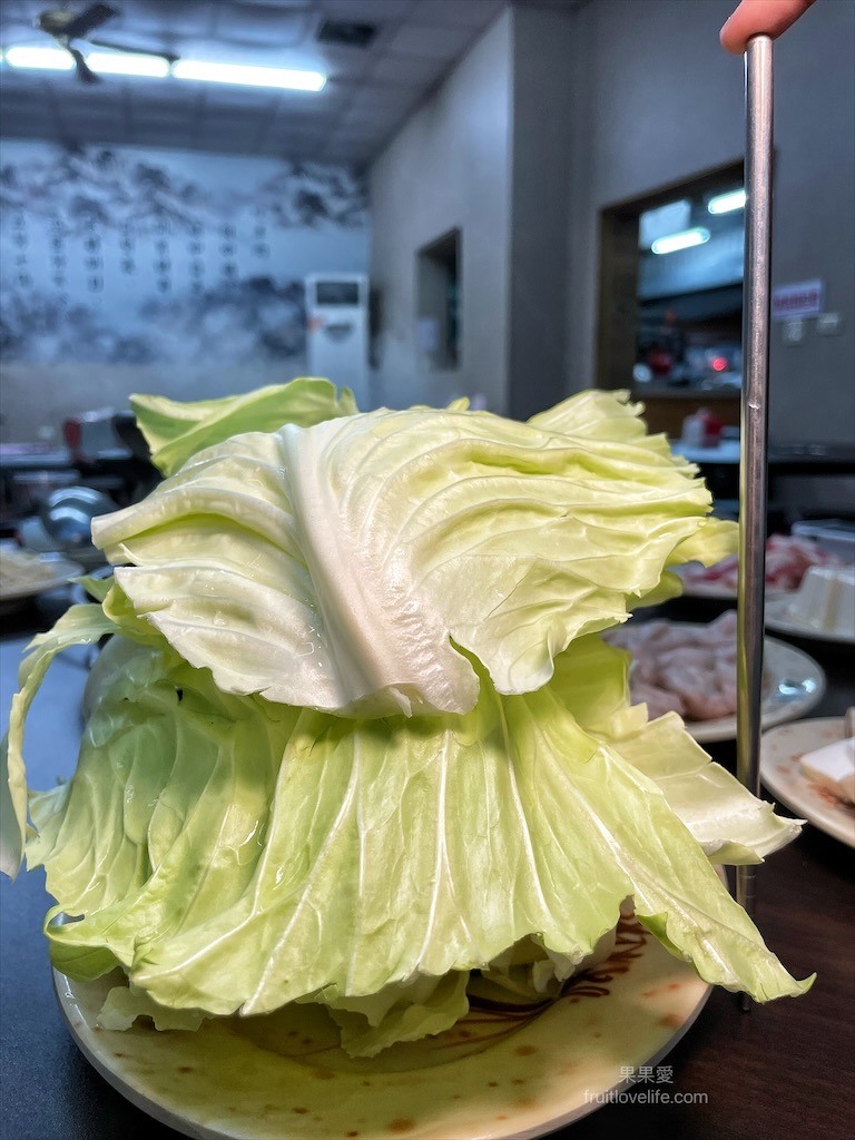 點我看大圖 炭燒羊肉爐火鍋,湯頭好喝,羊肉肉質軟嫩,秋冬進補、聚餐好地方