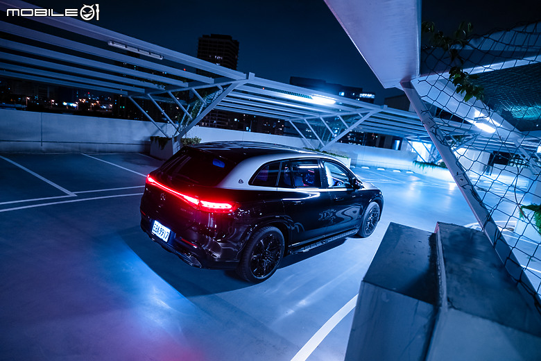 Mercedes-Maybach EQS 680 SUV Night Series 試駕｜黑夜裡更閃亮動人的電動休旅旗艦！