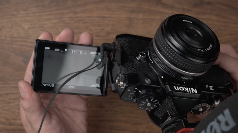 Nikon Zf 開箱 + 拍照、N-Log 錄影實測！把 Z9、Z8 旗艦功能塞進 FM2 的經典外型，一台能夠體驗百年光學魅力，連 Leica、Sony 鏡頭也能轉接的「有靈魂的相機」