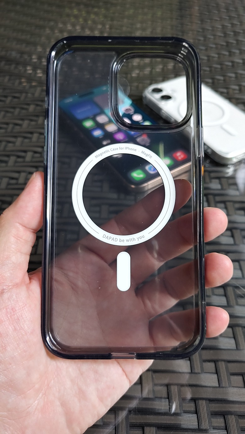 iPhone 16 這款保護殼,有出透黑款耶！不鐵齒...還是乖乖裝上了