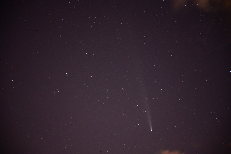 灰面鵟鷹群集(28隻)喝水，及恆春關山紫金山彗星。