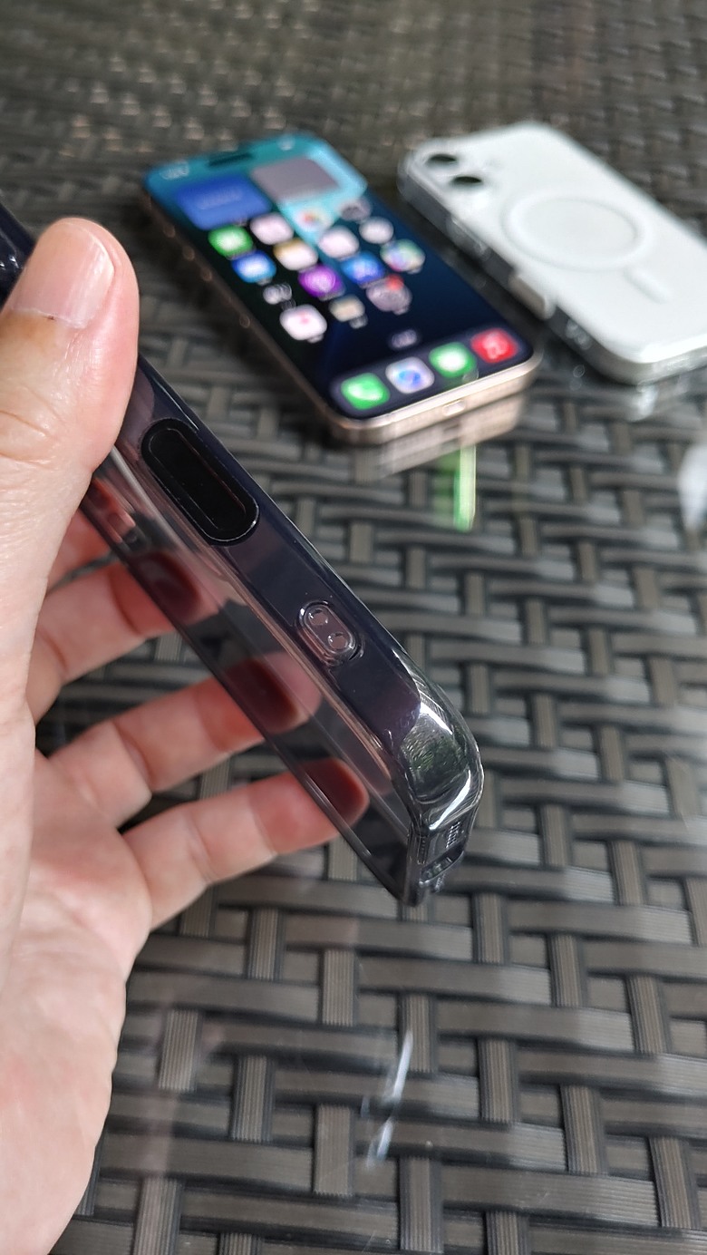 iPhone 16 這款保護殼,有出透黑款耶！不鐵齒...還是乖乖裝上了