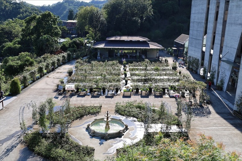 點我看大圖 七里香玫瑰森林花園,一年四季都有不同的風情,走走步道呼吸芬多精,春秋兩季有玫瑰花海可欣賞