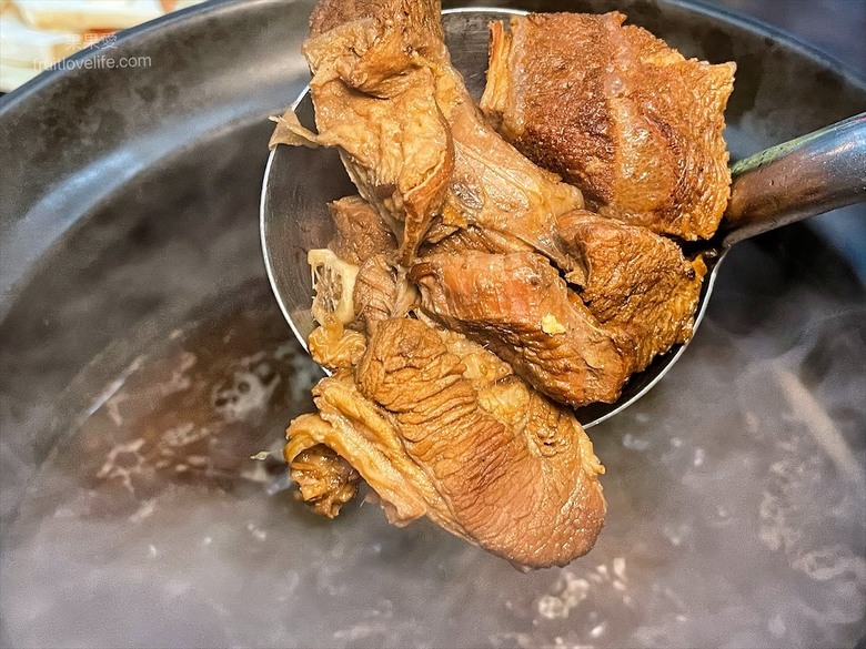 點我看大圖 炭燒羊肉爐火鍋,湯頭好喝,羊肉肉質軟嫩,秋冬進補、聚餐好地方