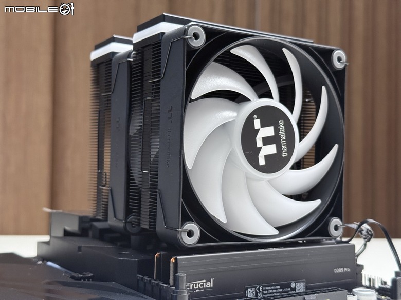星辰繽紛燈效！雙塔散熱器 TT ASTRIA 600 ARGB