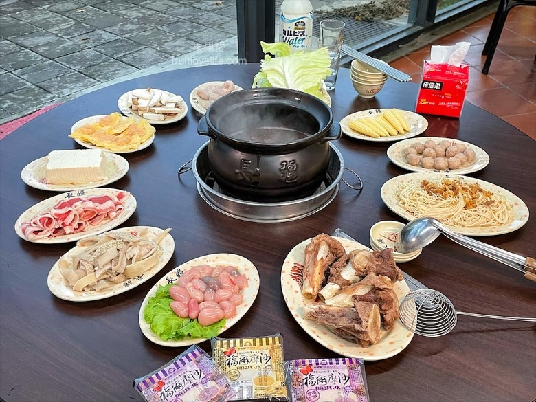 點我看大圖 炭燒羊肉爐火鍋,湯頭好喝,羊肉肉質軟嫩,秋冬進補、聚餐好地方