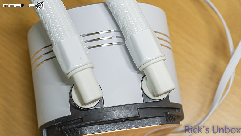 【開箱】冰炫風降溫效果的"冰旋峰"水冷 | darkFlash DN360S 冰旋峰 LCD WHITE