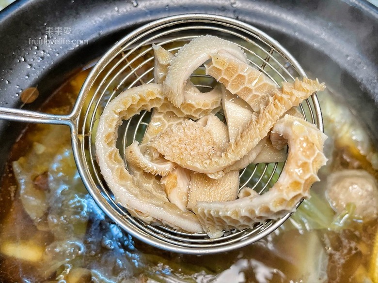 點我看大圖 炭燒羊肉爐火鍋,湯頭好喝,羊肉肉質軟嫩,秋冬進補、聚餐好地方