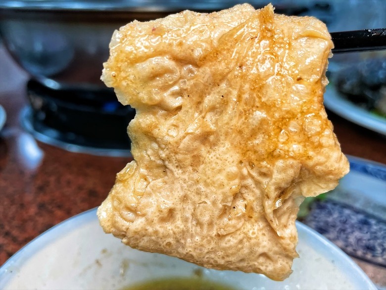 深受許多在地人喜愛的薑母鴨，鴨皮超Q軟，肉質軟嫩鮮甜，還有鹽烤吳郭魚、現撈泰國蝦