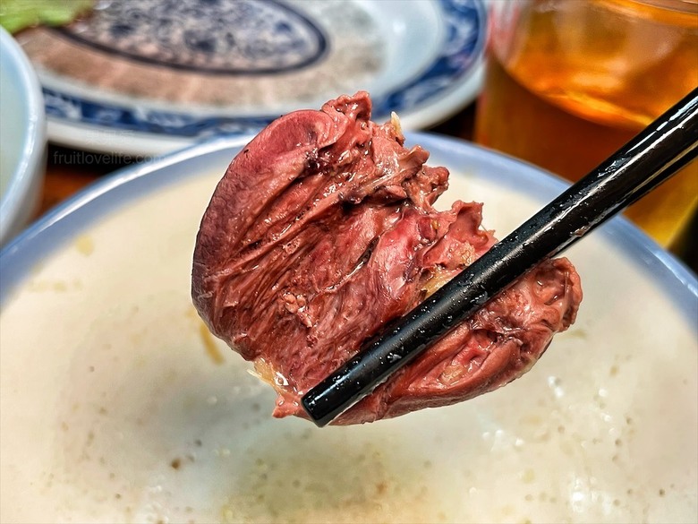 深受許多在地人喜愛的薑母鴨，鴨皮超Q軟，肉質軟嫩鮮甜，還有鹽烤吳郭魚、現撈泰國蝦