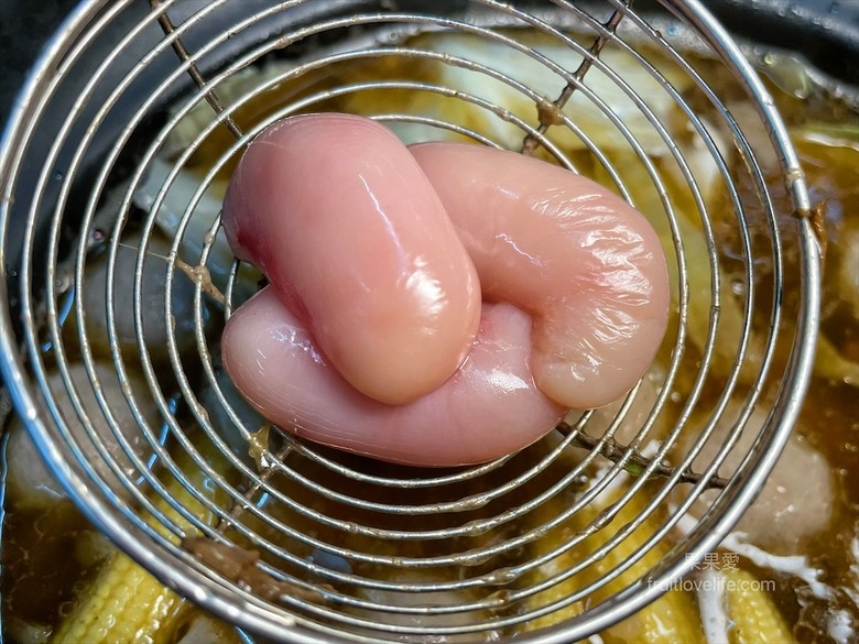 點我看大圖 炭燒羊肉爐火鍋,湯頭好喝,羊肉肉質軟嫩,秋冬進補、聚餐好地方