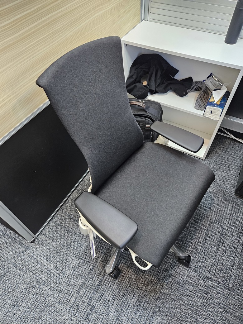 人體工學椅對比 - Okamura Contessa II and Herman Miller Embody