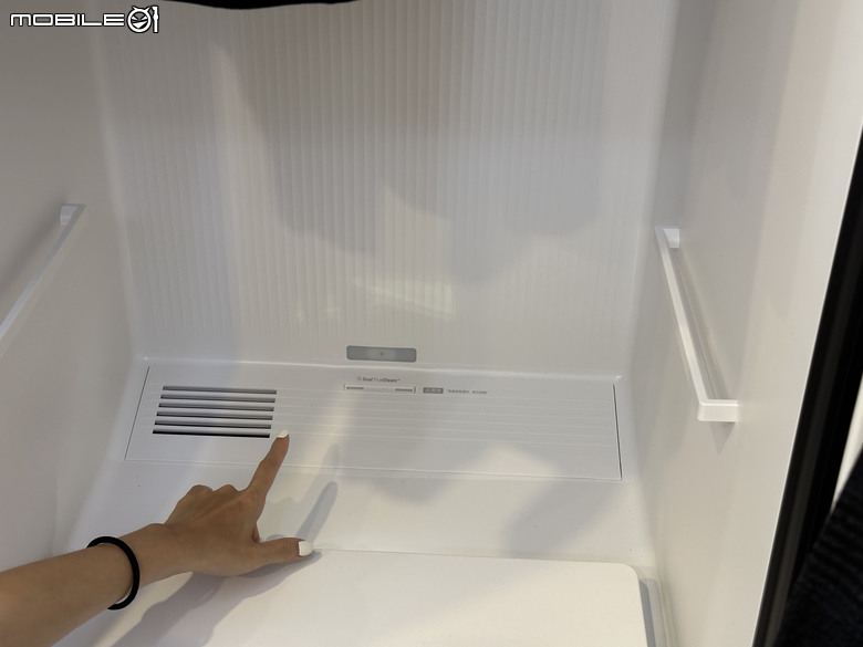 【現場體驗】LG Styler 蒸氣電子衣櫥第二代，內建高壓蒸氣掛燙機，AI護理衣物