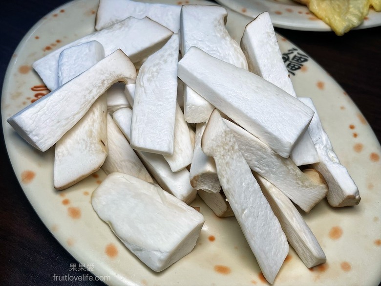 點我看大圖 炭燒羊肉爐火鍋,湯頭好喝,羊肉肉質軟嫩,秋冬進補、聚餐好地方