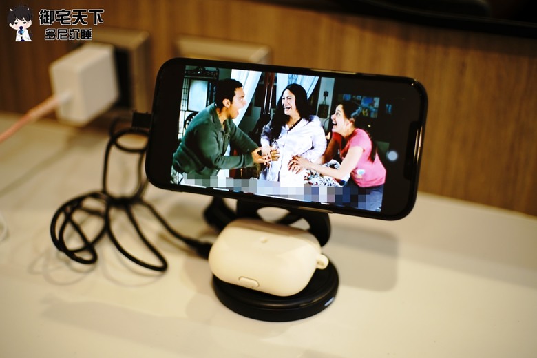 開箱｜【信星科技】SAVEWO 救世 FlipDock Qi2 三合一磁吸摺疊旋轉無線充電座（FD-W31Q2） - 支援 Qi2 充電、360 度自由旋轉，滿足你的各種角度需求！