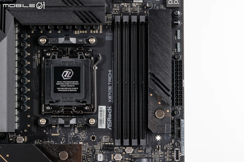 ASRock X870E Taichi 主機板開箱實測 以低調沉穩設計提供強大擴充性能