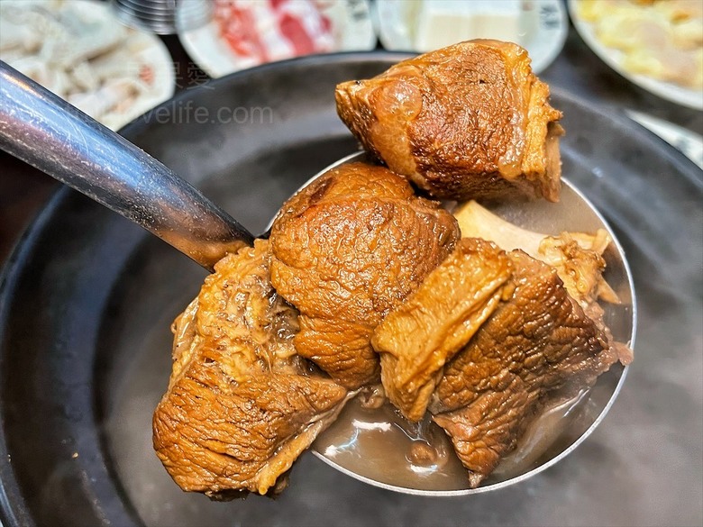 點我看大圖 炭燒羊肉爐火鍋,湯頭好喝,羊肉肉質軟嫩,秋冬進補、聚餐好地方
