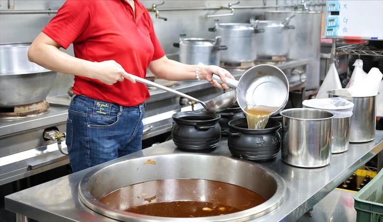 點我看大圖 炭燒羊肉爐火鍋,湯頭好喝,羊肉肉質軟嫩,秋冬進補、聚餐好地方