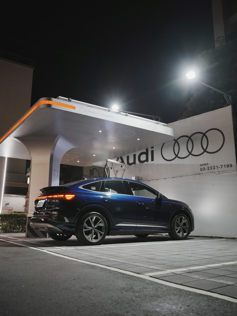 Audi Q4 Sportback e-tron 55 quattro S line｜金屬星際藍 Navarra Blue 2D｜實車照片分享