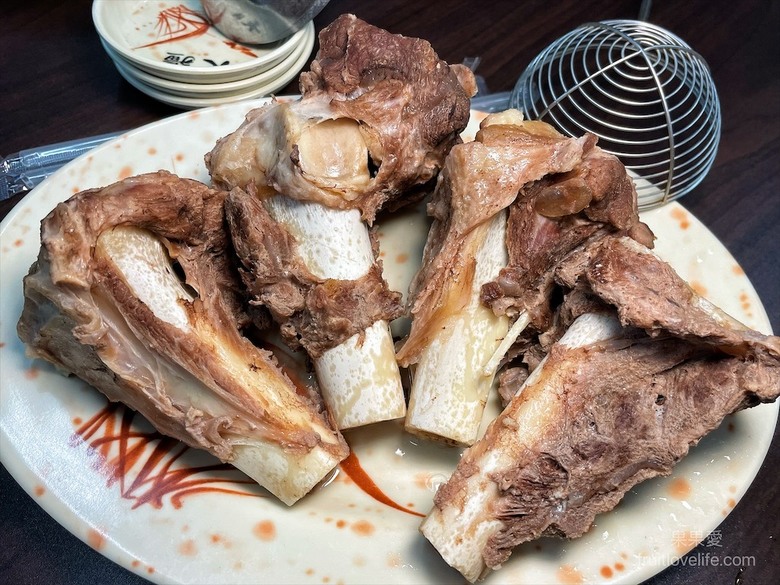 點我看大圖 炭燒羊肉爐火鍋,湯頭好喝,羊肉肉質軟嫩,秋冬進補、聚餐好地方