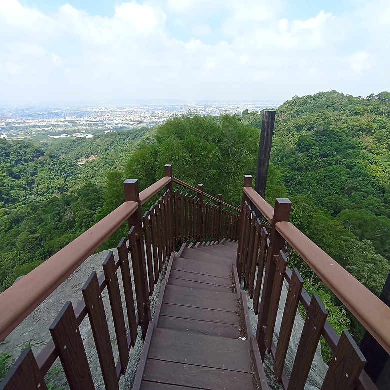 潭子新田登山步道能順便踩點旁邊的小百岳「聚興山」，生意盎然適合全家大小的綠色步道，帶你全部走一趟