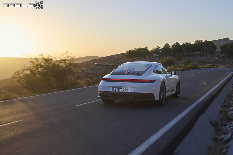 【國內新訊】Porsche 911再添新成員Carrera T,輕量、手排、報價777萬元起!