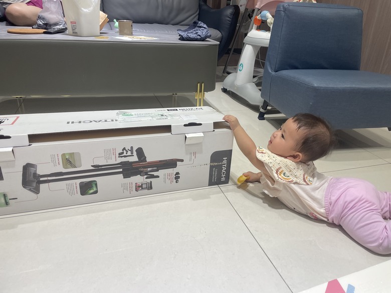 【體驗文】Hitachi 超輕量無線直立式吸塵器｜解決滿地餅乾屑