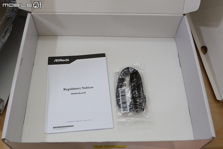 點我看大圖 USB4 /Wi-Fi7 規格/價格均得 X870 Pro RS WiFi 白色 WH 開箱