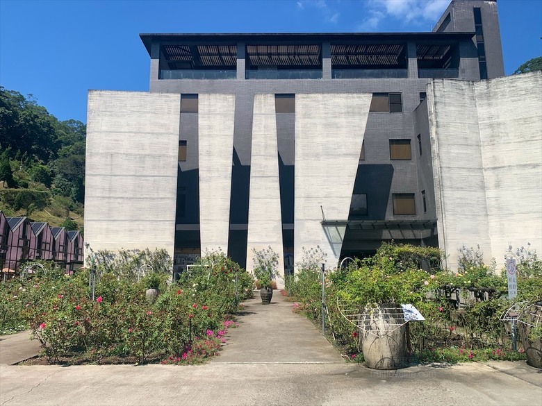 點我看大圖 七里香玫瑰森林花園,一年四季都有不同的風情,走走步道呼吸芬多精,春秋兩季有玫瑰花海可欣賞