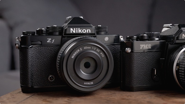 Nikon Zf 開箱 + 拍照、N-Log 錄影實測！把 Z9、Z8 旗艦功能塞進 FM2 的經典外型，一台能夠體驗百年光學魅力，連 Leica、Sony 鏡頭也能轉接的「有靈魂的相機」