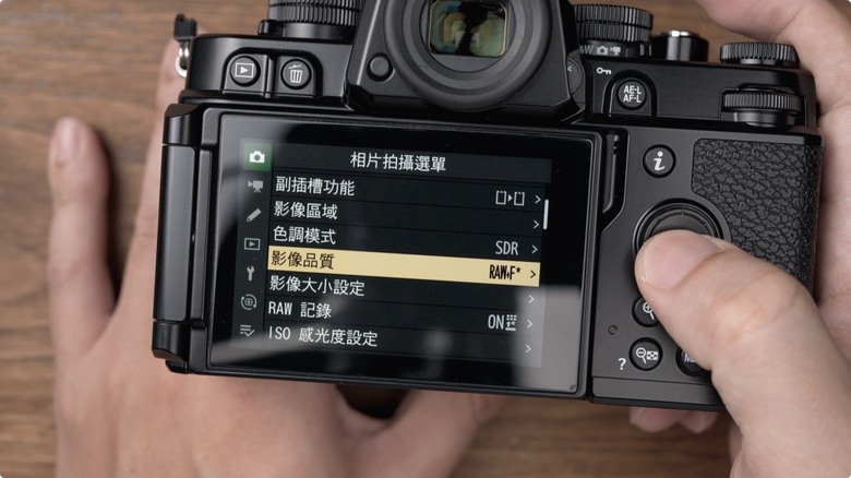 Nikon Zf 開箱 + 拍照、N-Log 錄影實測！把 Z9、Z8 旗艦功能塞進 FM2 的經典外型，一台能夠體驗百年光學魅力，連 Leica、Sony 鏡頭也能轉接的「有靈魂的相機」