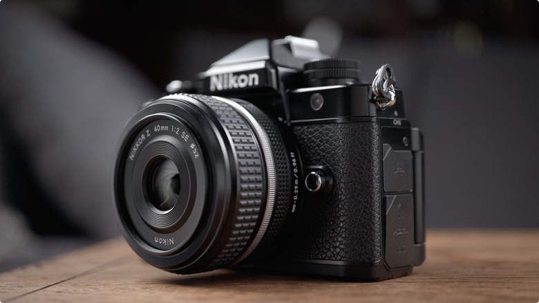 Nikon Zf 開箱 + 拍照、N-Log 錄影實測！把 Z9、Z8 旗艦功能塞進 FM2 的經典外型，一台能夠體驗百年光學魅力，連 Leica、Sony 鏡頭也能轉接的「有靈魂的相機」