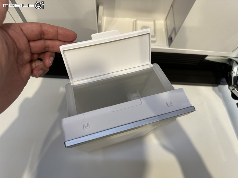 【現場體驗】LG Styler 蒸氣電子衣櫥第二代，內建高壓蒸氣掛燙機，AI護理衣物