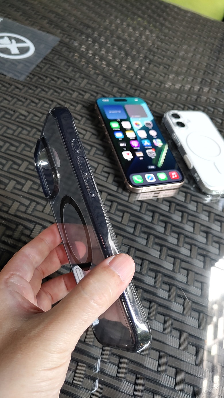 iPhone 16 這款保護殼,有出透黑款耶！不鐵齒...還是乖乖裝上了